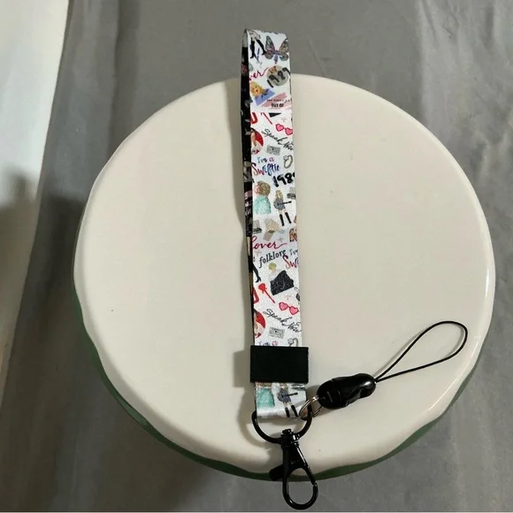 Taylor Swift Lanyard and Keychain Set - Picture 3 of 5